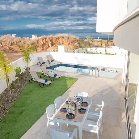 Dom wakacyjny 2 Schlafzimmer Mit Pool, Dachgarten, Meerblick